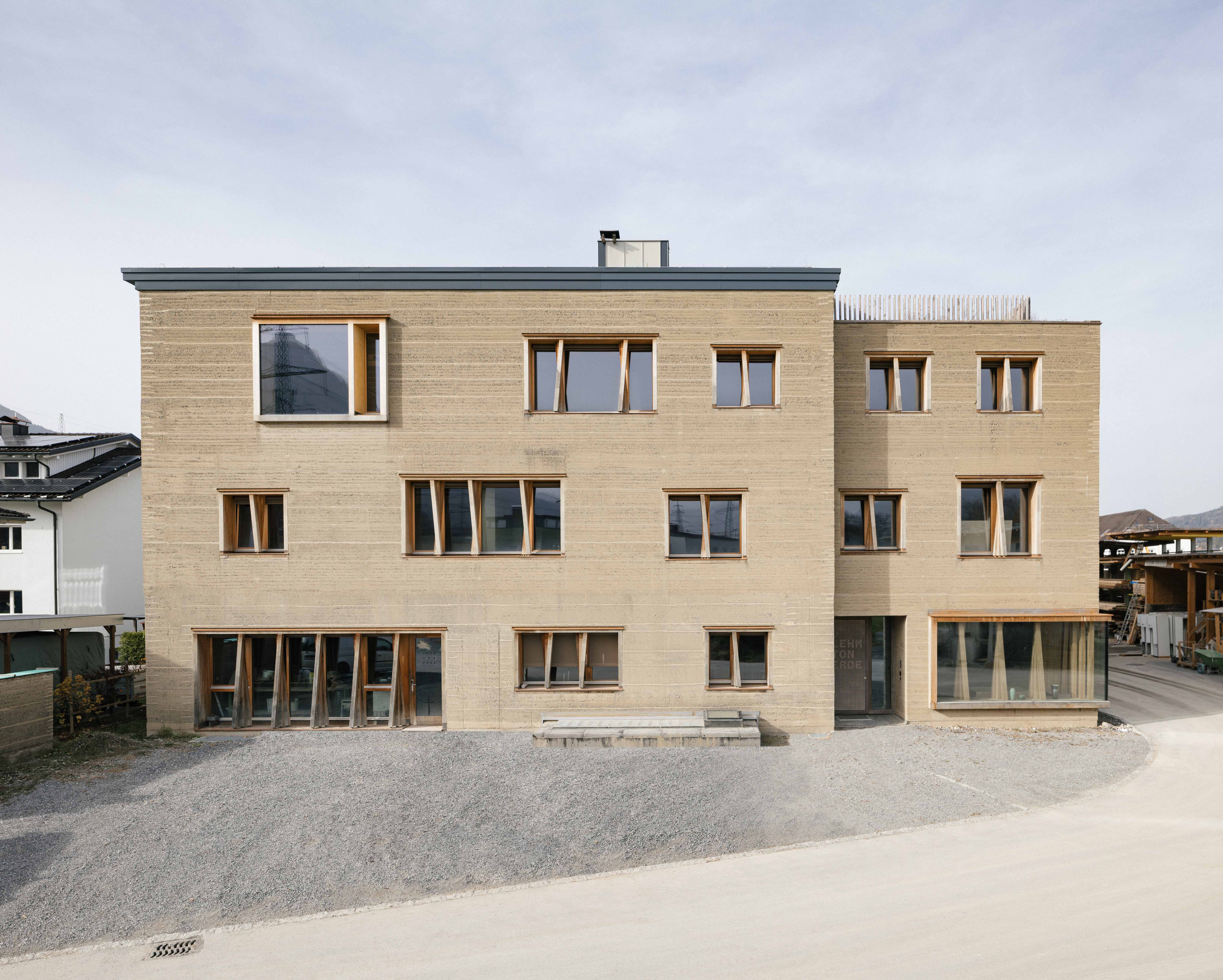 ERDEN BuêroAussenansicht cbyHannoMackowitz 58A9303 Pano